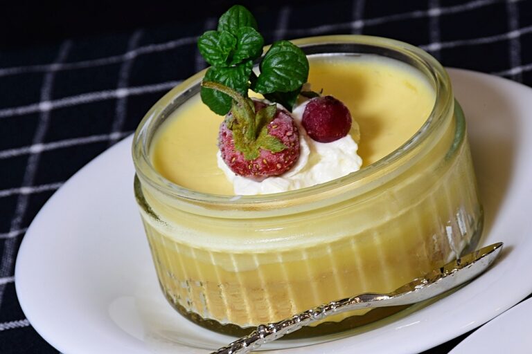 Crème au citron dans un bol en vitre avec des fraises au dessus.