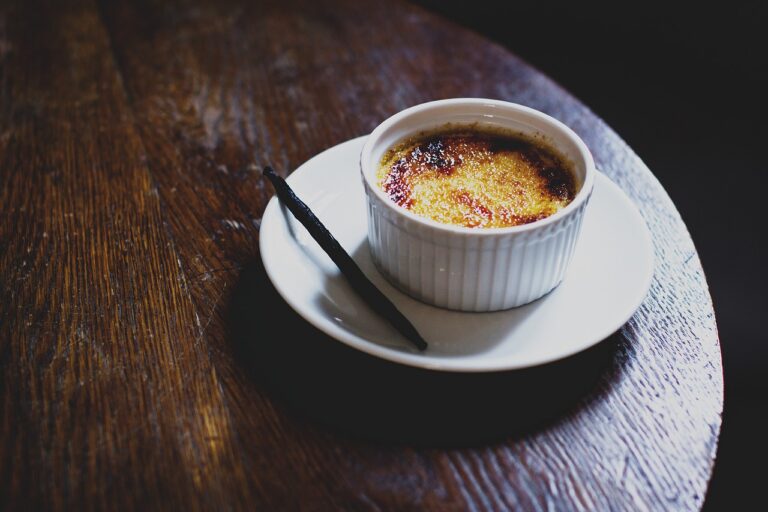 Crème brulée dans un bol dans une assiette.